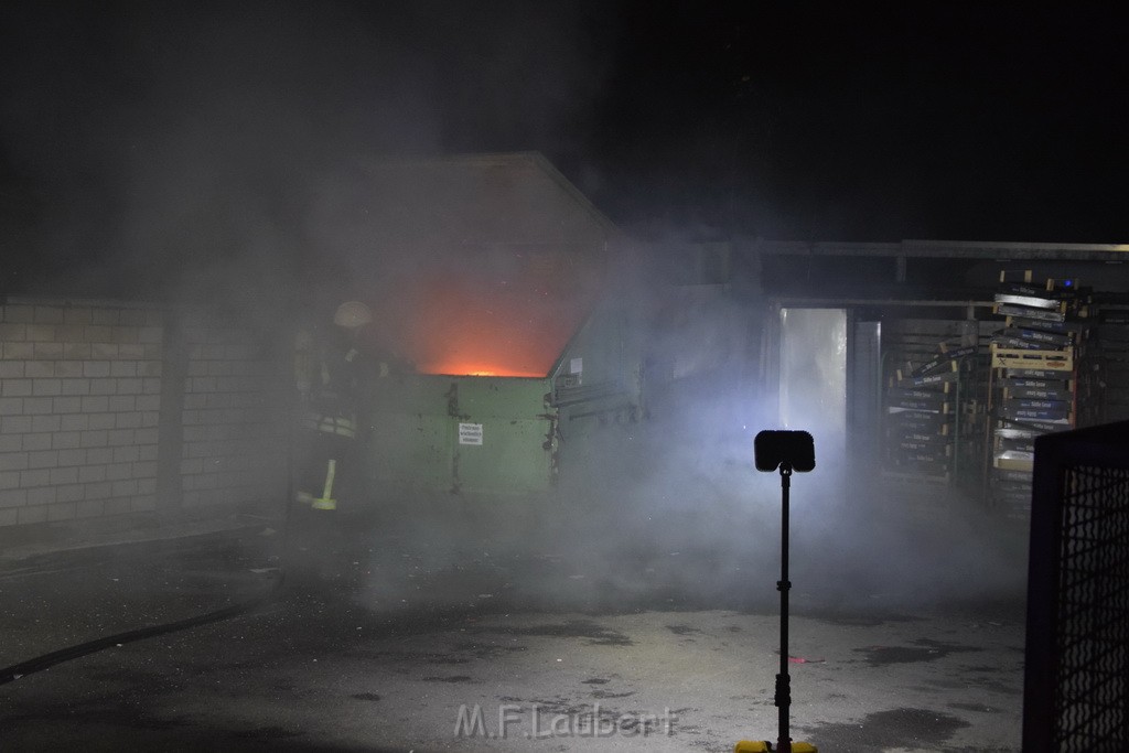 Feuer Papp Presscontainer Koeln Hoehenberg Bochumerstr P075.JPG - Miklos Laubert